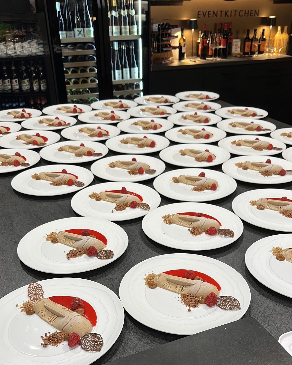 Viele vorbereitete Dessertteller als Inspirationsbild für eine größere Cateringproduktion