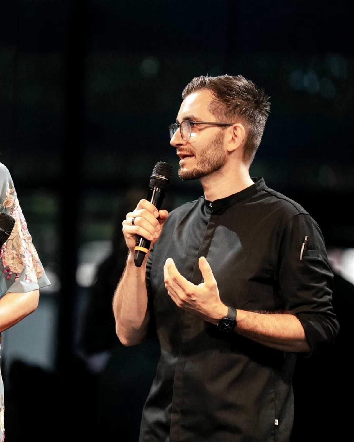 Lukas Bank im Gespräch bei einem Event