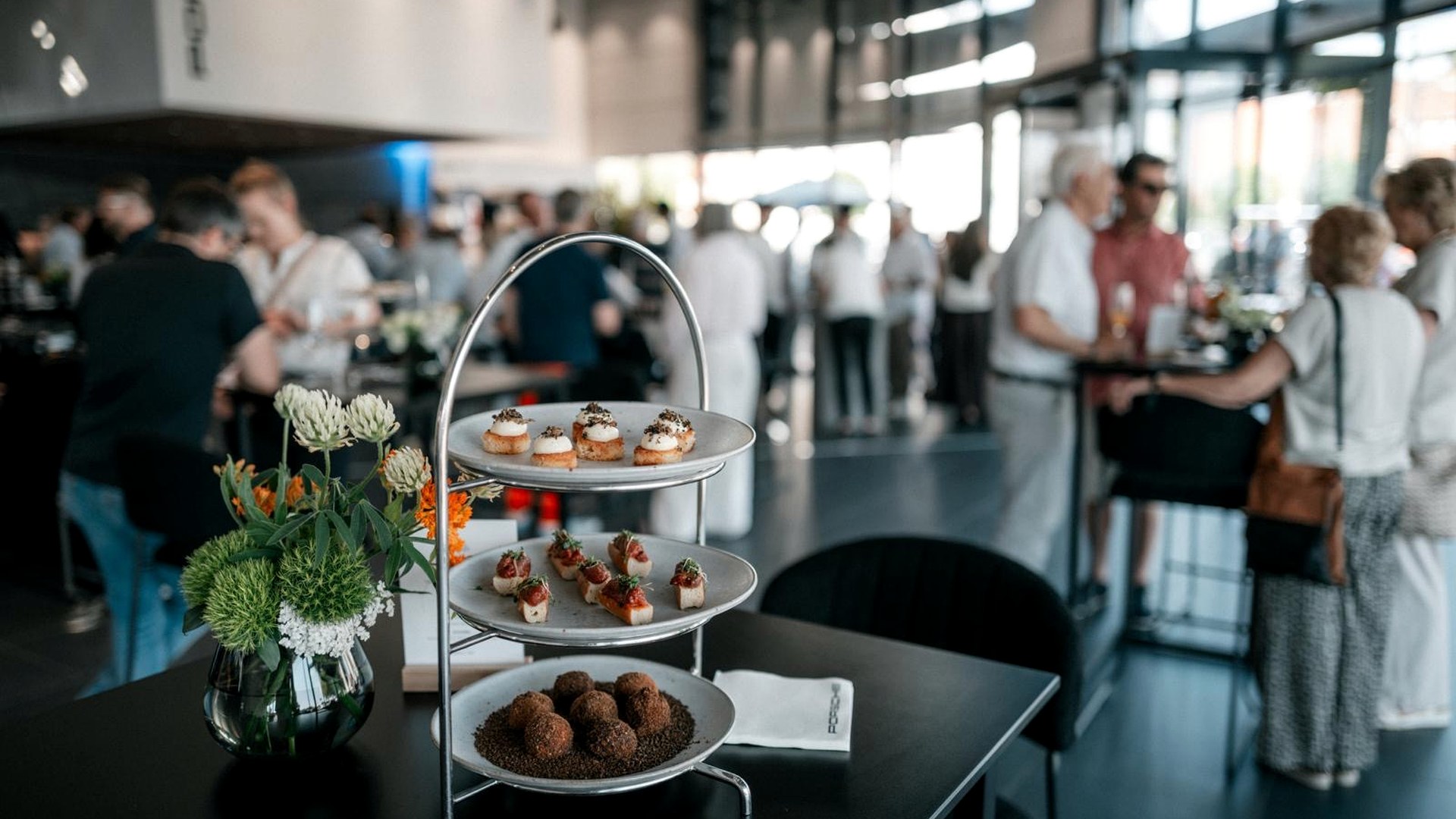 Kulinarik und Gäste in Bewegung bei einem Event von Lukas Bank