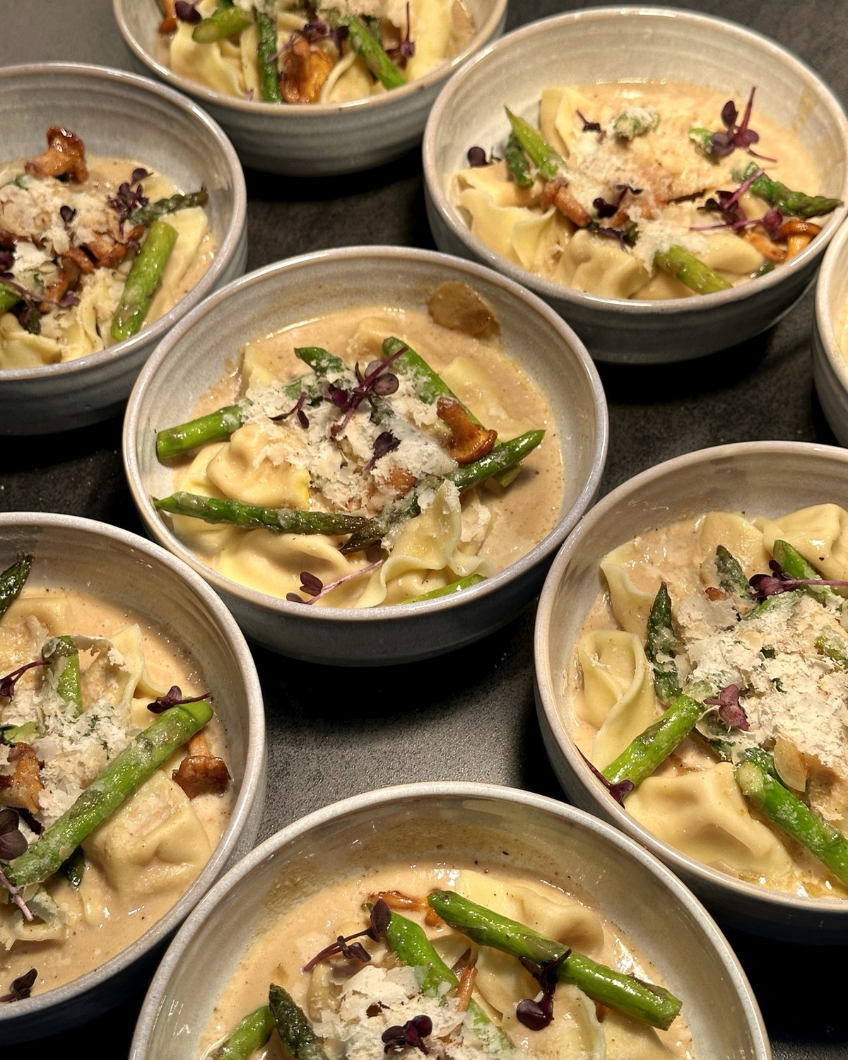 Tortellini und Spargel als Inspirationsbild für ein persönliches Geburtstagsmenü