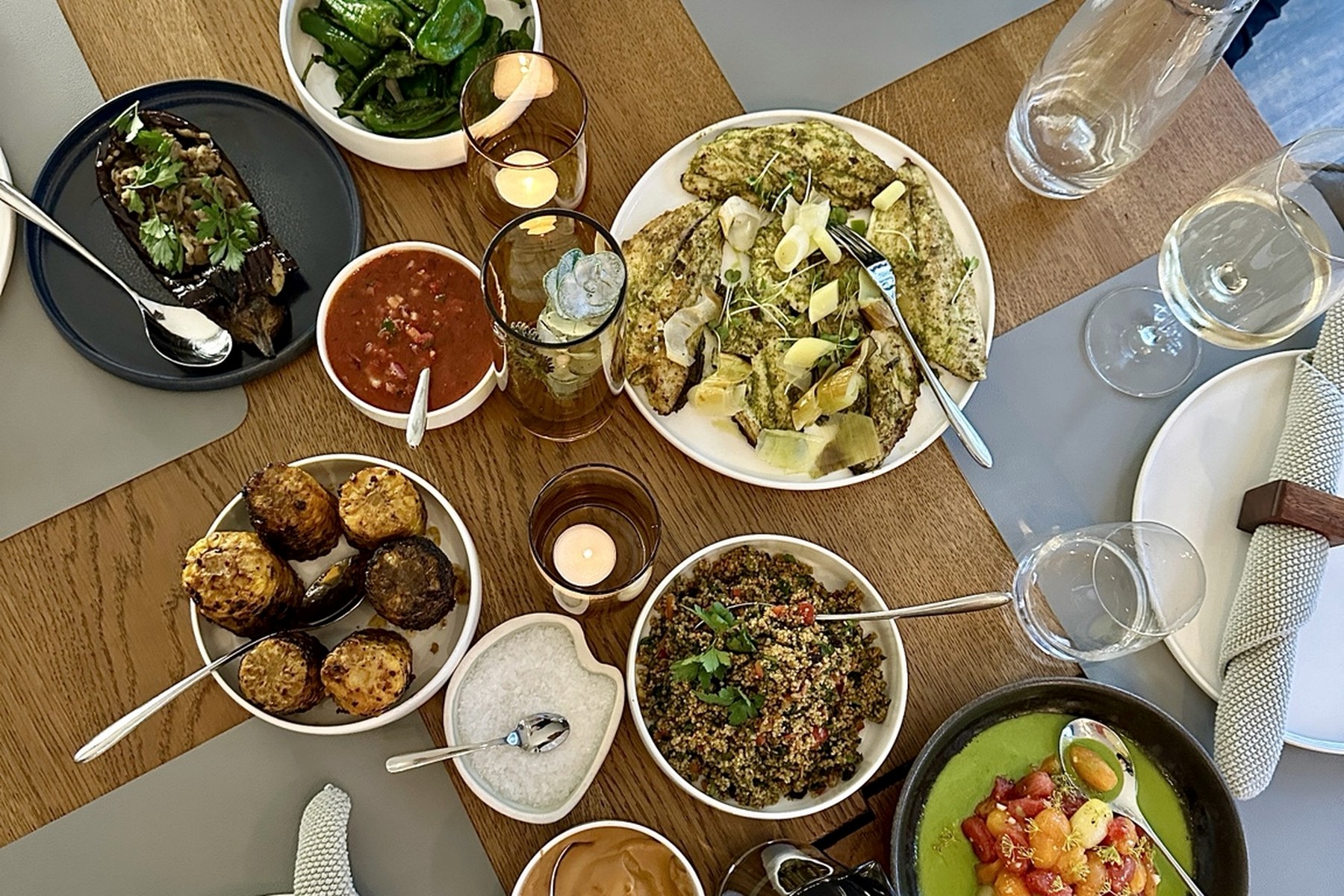 Gäste an einer gemeinsamen Tafel