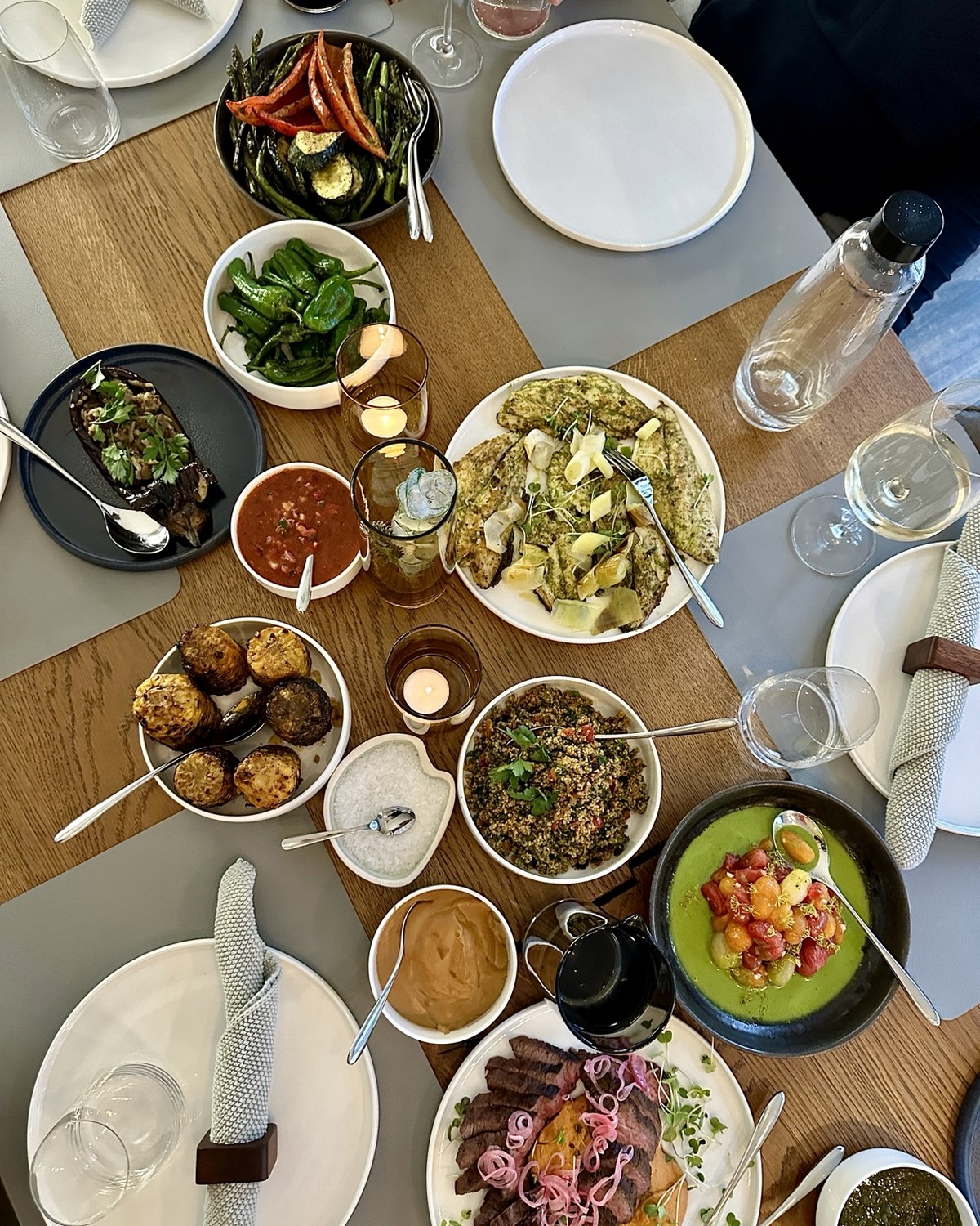Gemeinsam gedeckte Tafel als Kochkursmoment