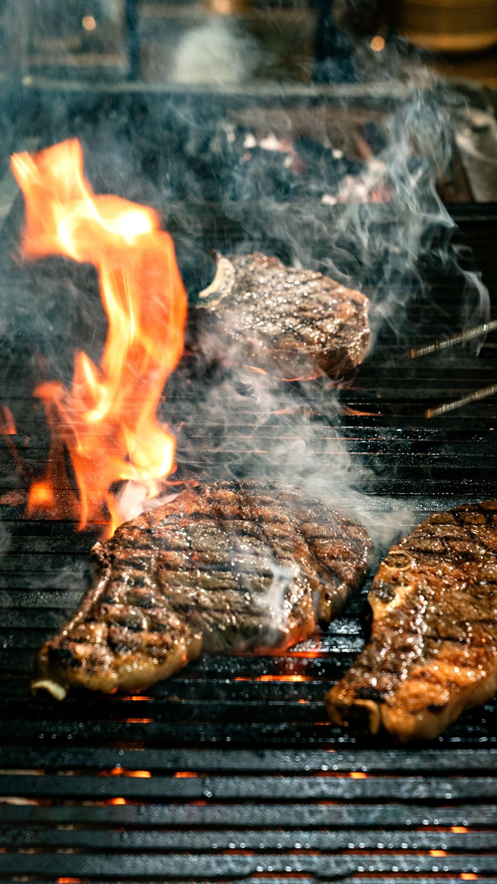 Steak über Feuer und Rauch