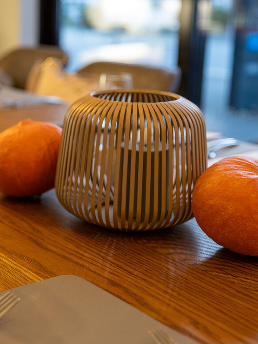 Gedeckte Tafel in der EVENTKITCHEN als Einladung zu gemeinsamer Zeit